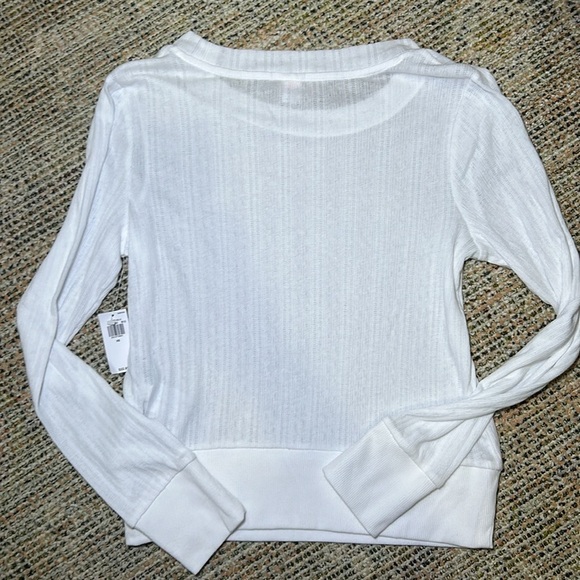 Women’s Old Navy lightweight white long sleeve tee in xs - Picture 4 of 4